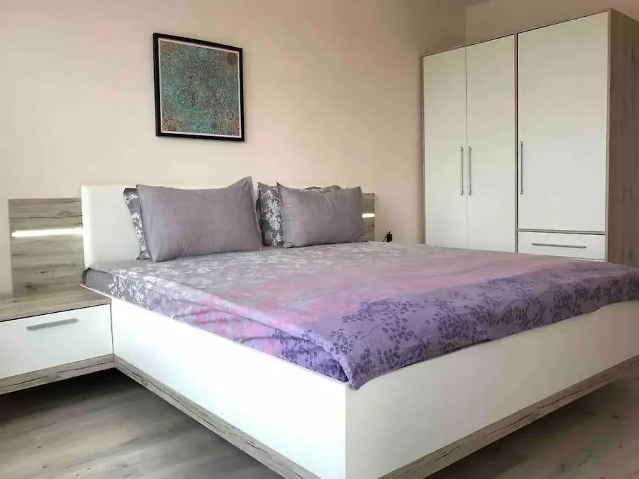 Hot Cosy And Spacious Central Flat Near Sea Garden contacts